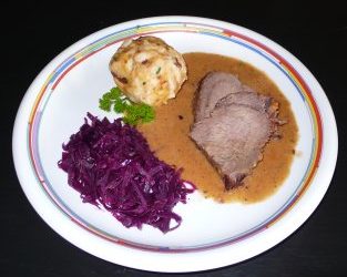 Sauerbraten mit Semmelknödel und Blaukraut